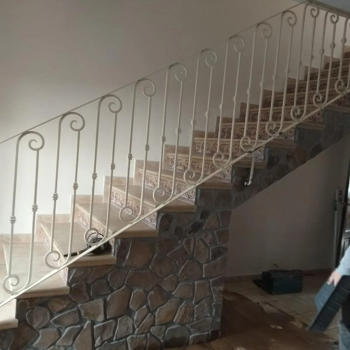 Barandilla de forja blanca en escalera