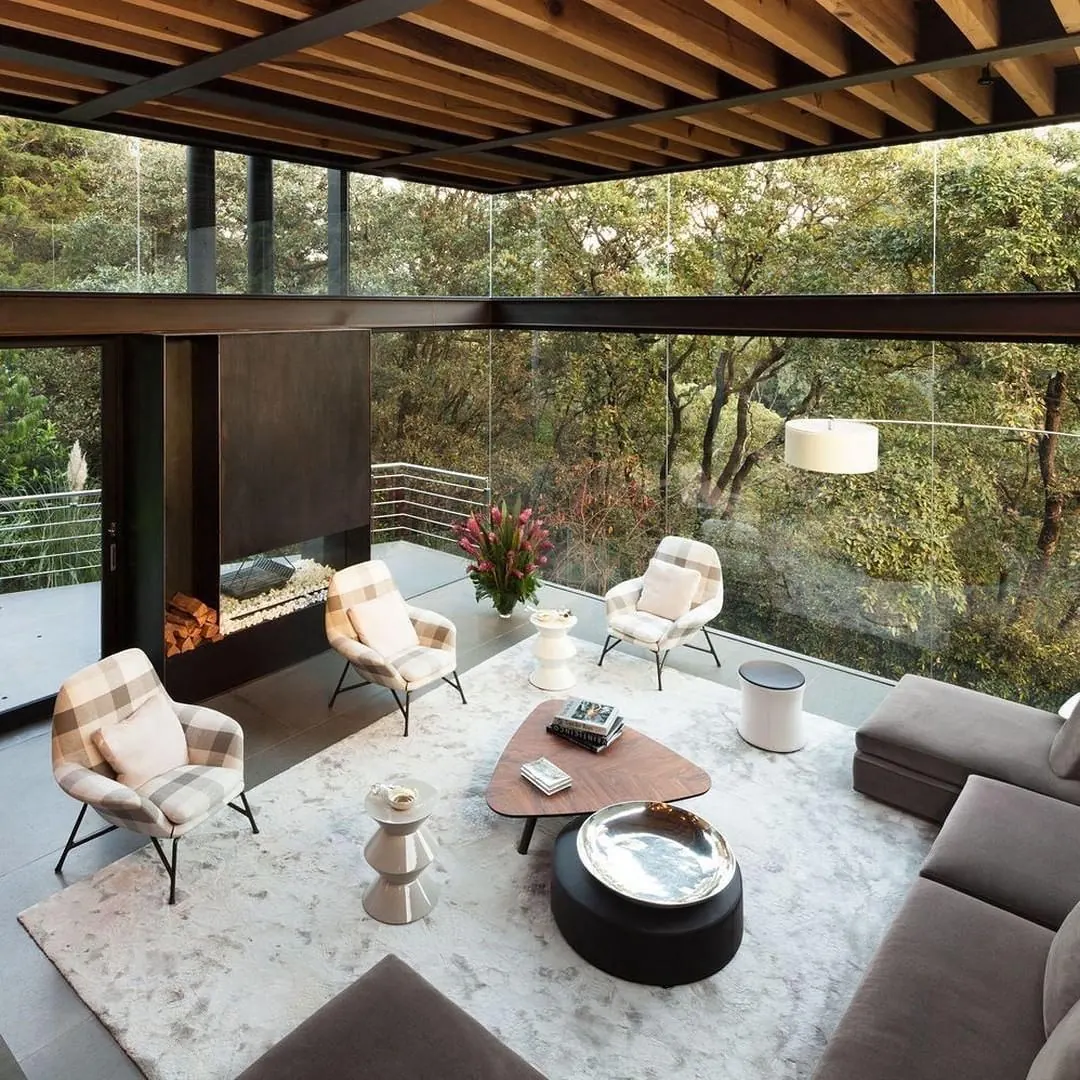 Salón con estructura metálica y techo de madera