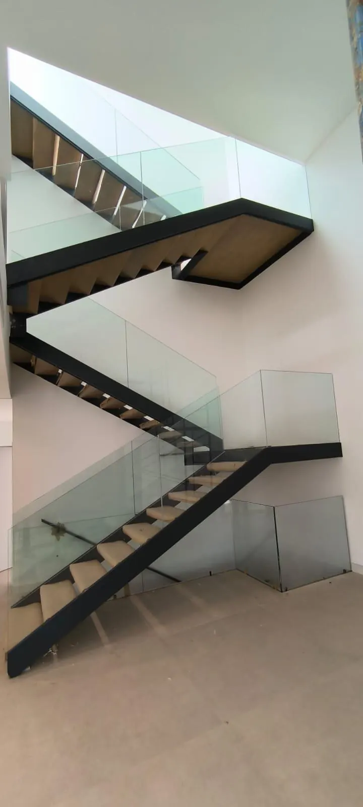 Escalera de estructura metálica negra