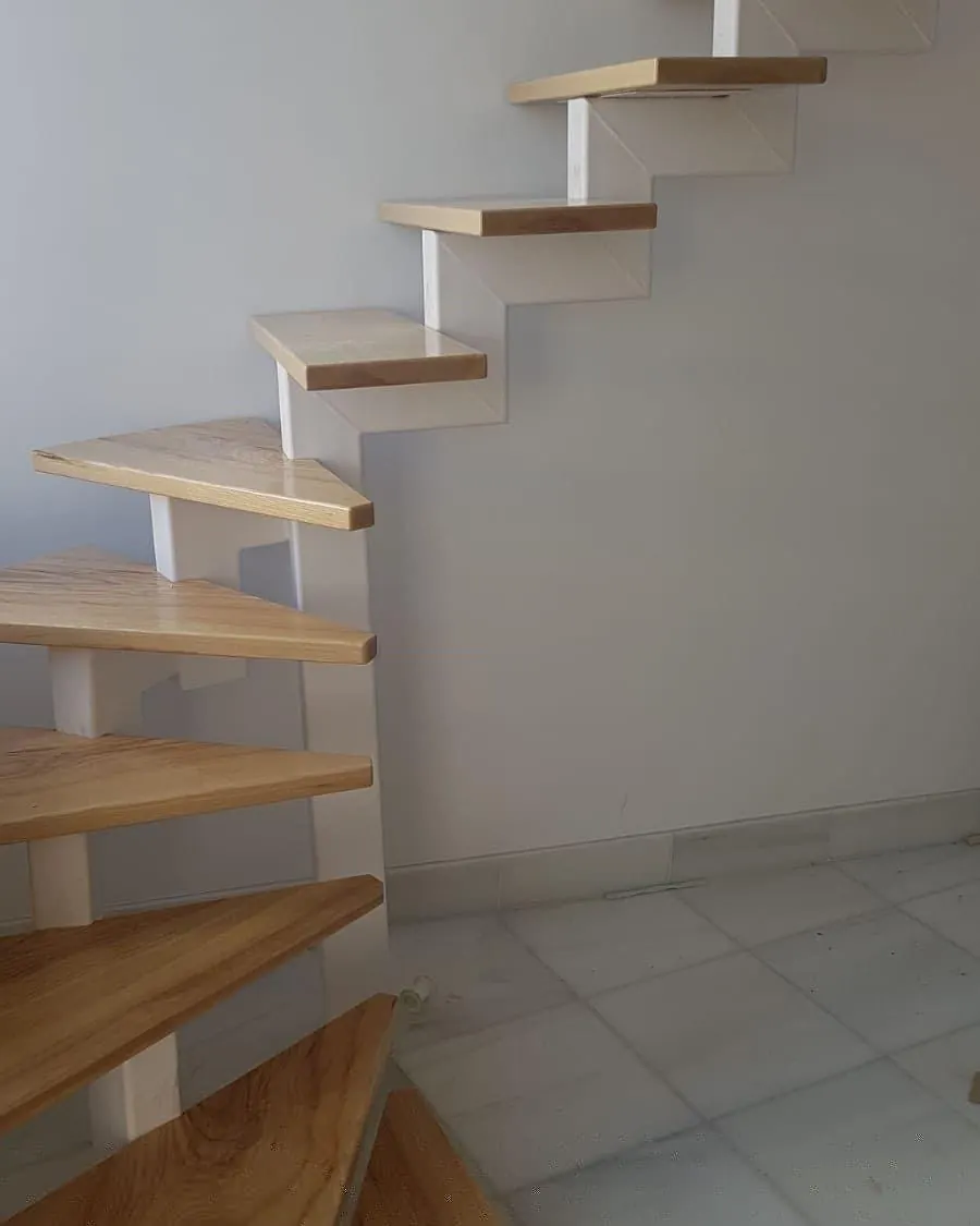 Escalera de peldaños volados de madera