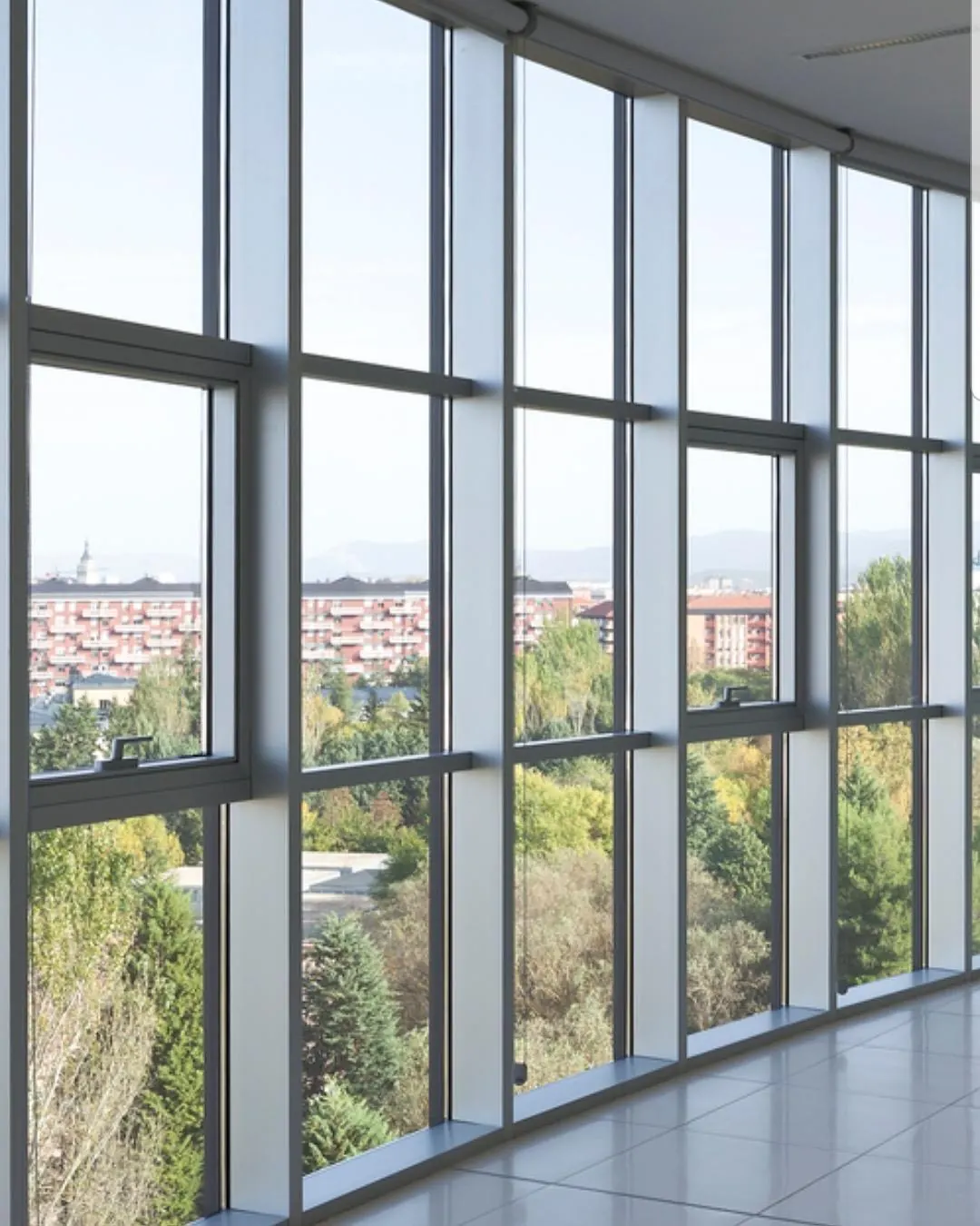 Muro cortina de oficinas con vistas a la ciudad