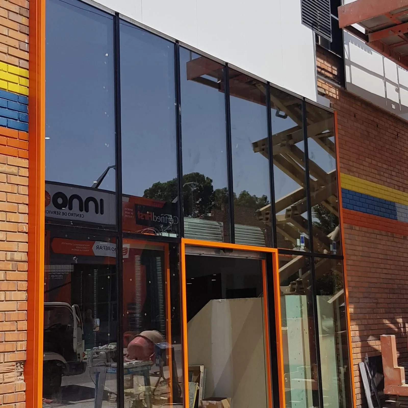 Fachada acristalada de local comercial