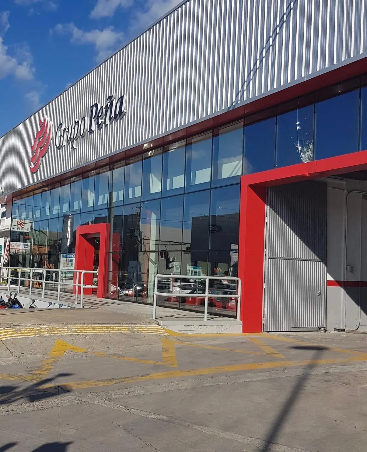 Nave comercial con muro cortina en la fachada