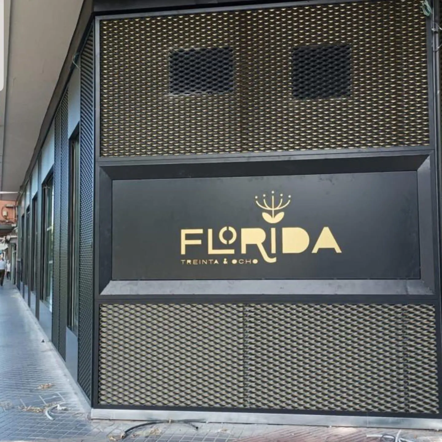 Fachada de local con panel composite y chapa perforada