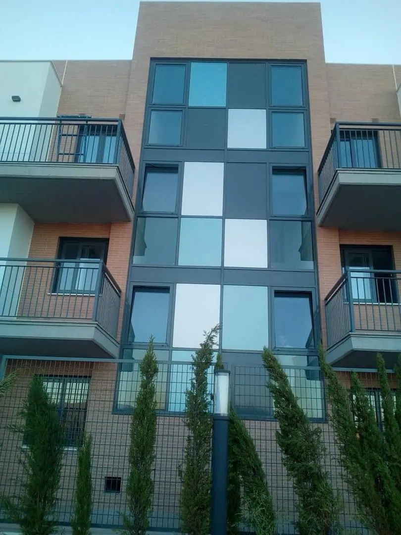 Fachada de viviendas con panel composite gris y blanco