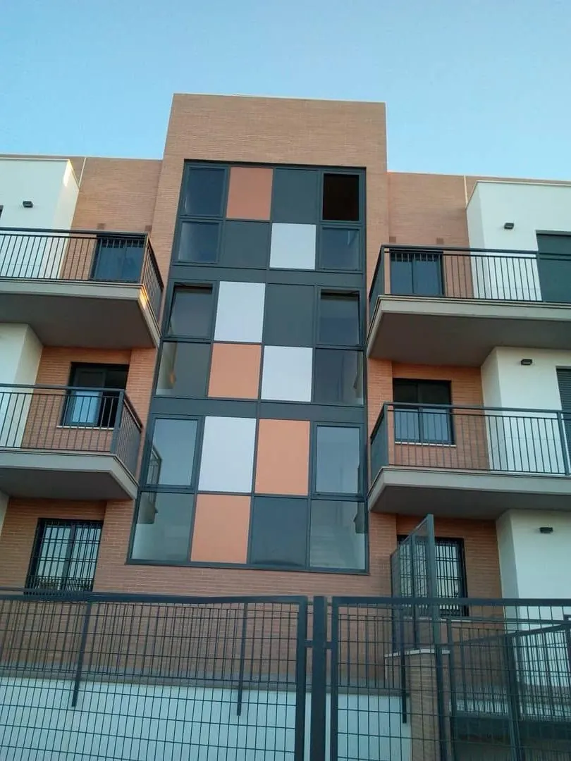 Fachada de panel composite en tonos gris y cobre