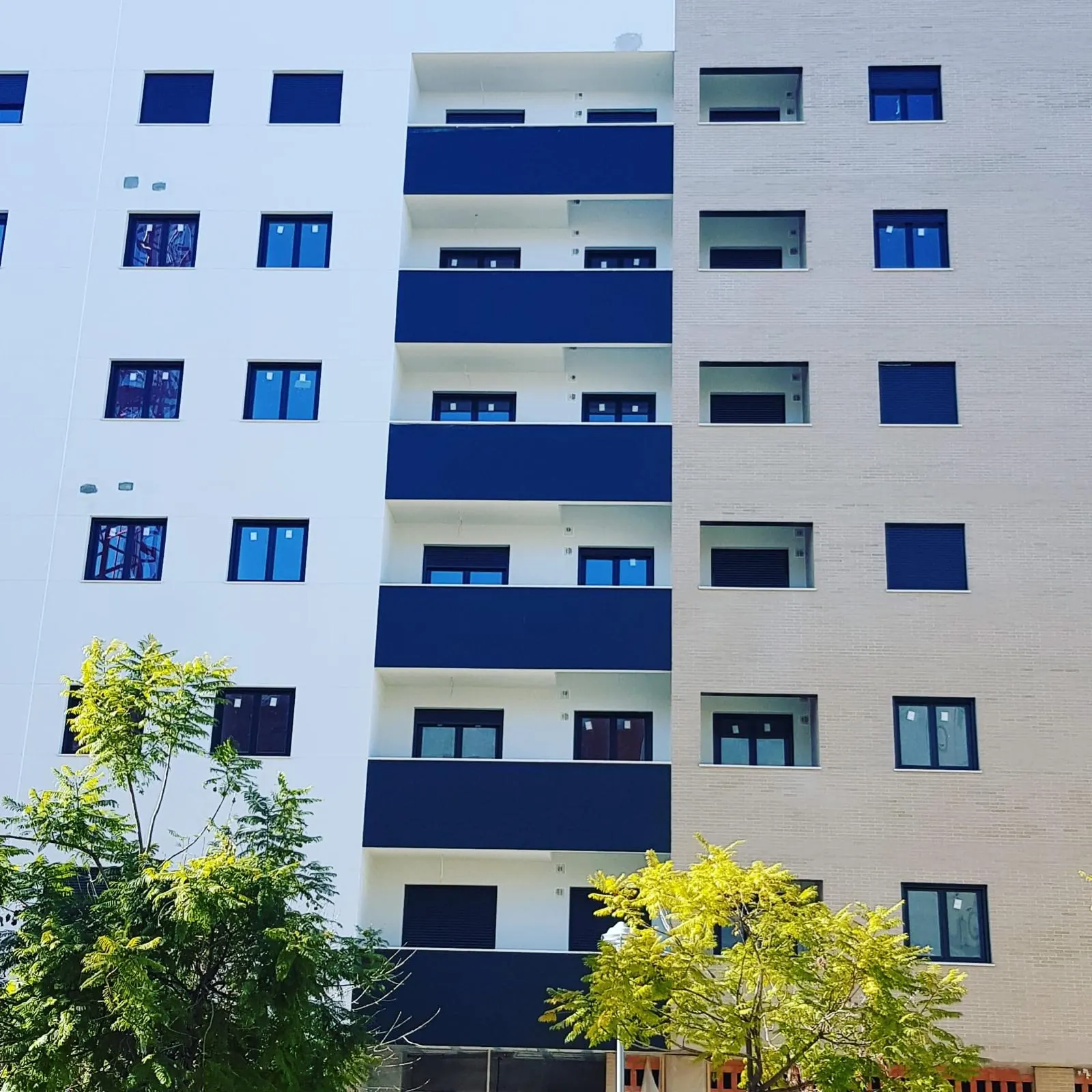 Edificio con balcones revestidos de composite azul