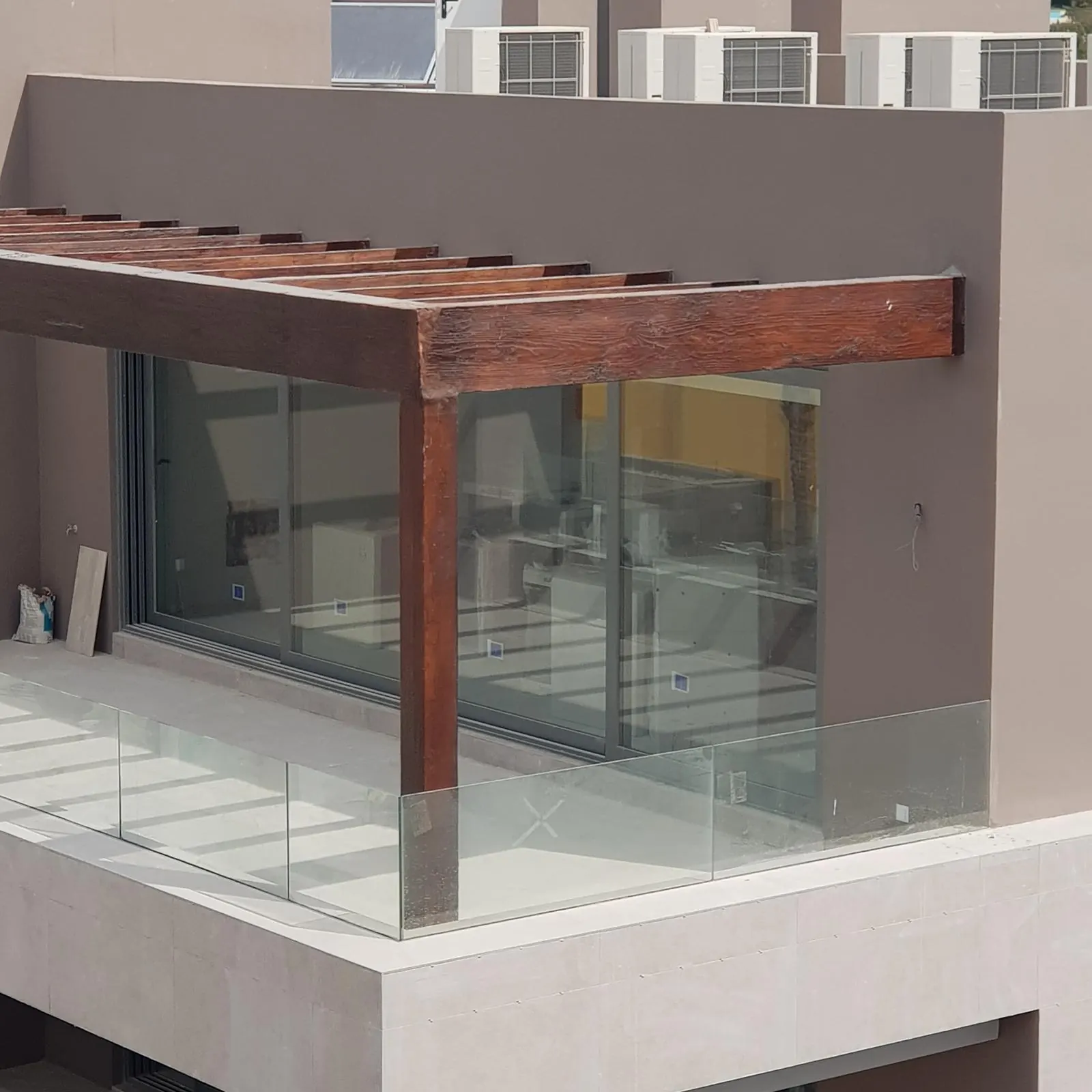 Terraza con pérgola y cerramiento de vidrio