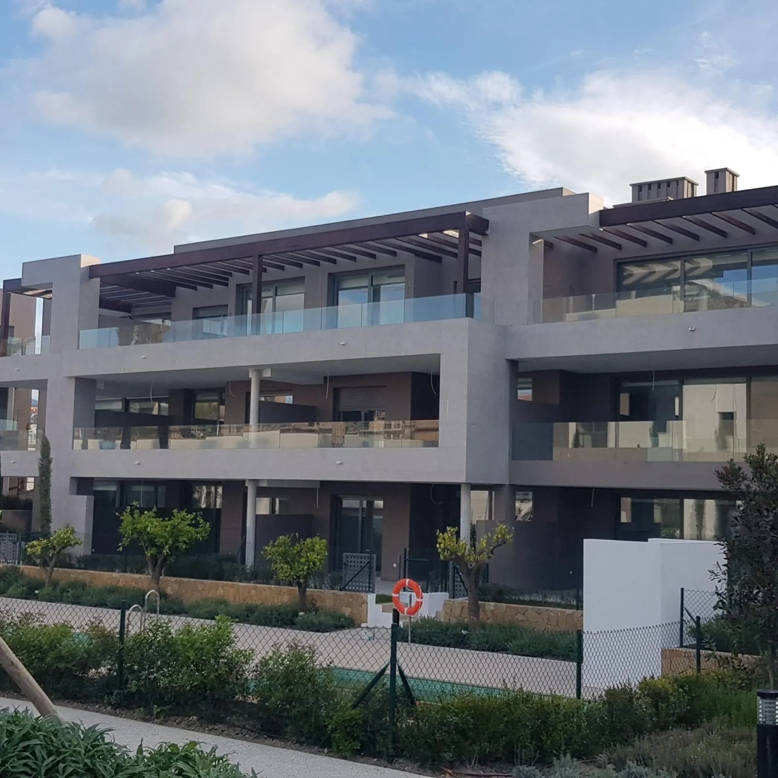 Residencial con balcones acristalados y ventanas de aluminio