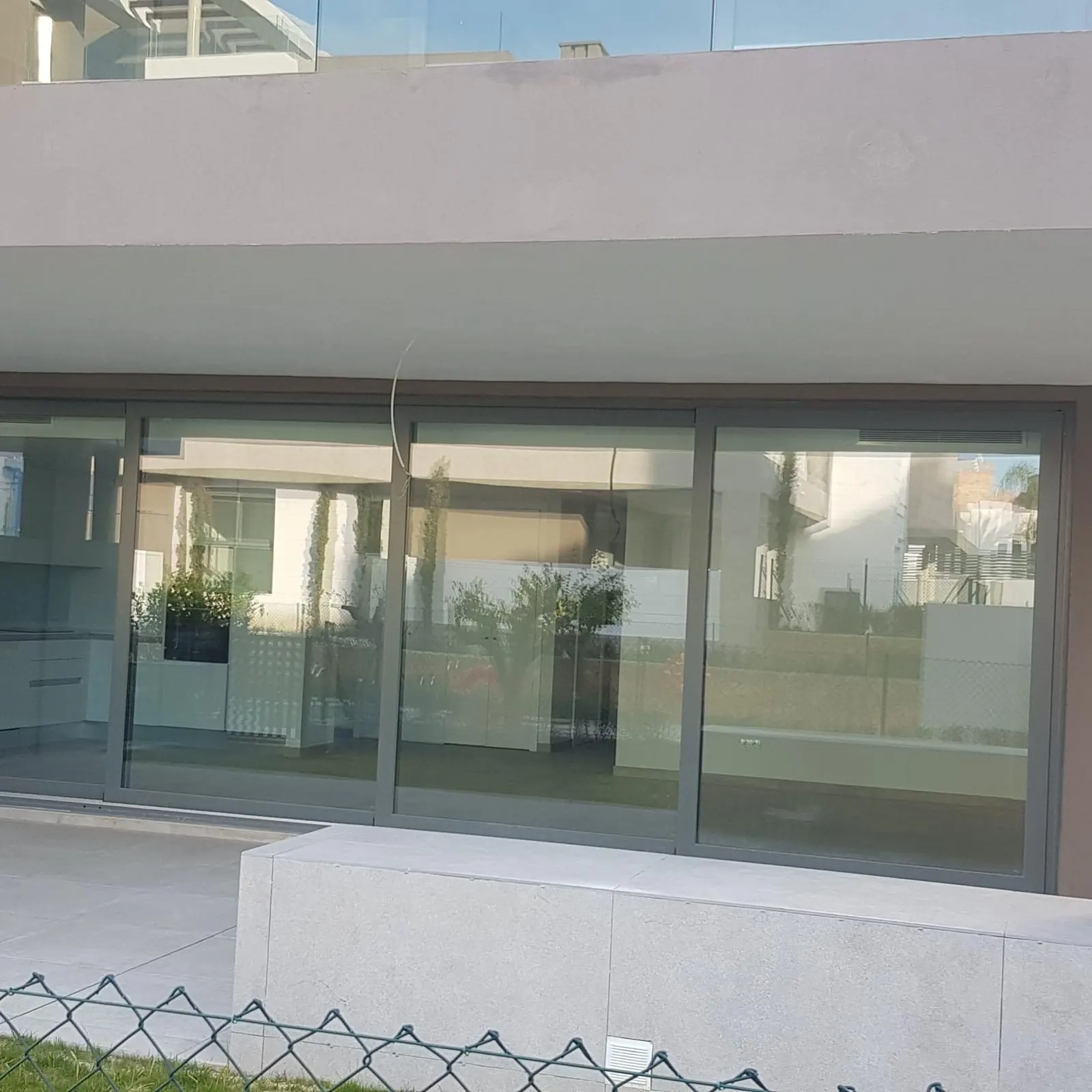 Ventanal corredero de aluminio en terraza