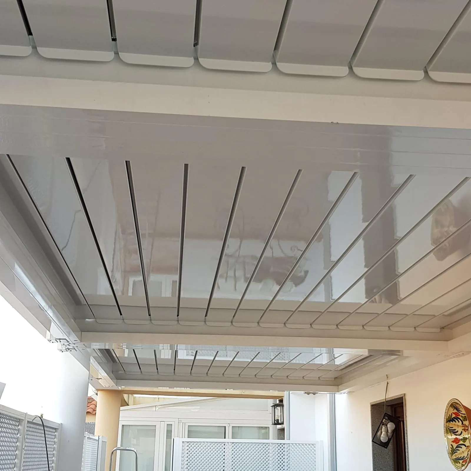Pérgola de aluminio con lamas vista desde abajo