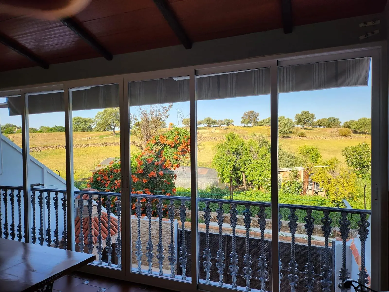 Cerramiento de terraza de aluminio con vistas al campo