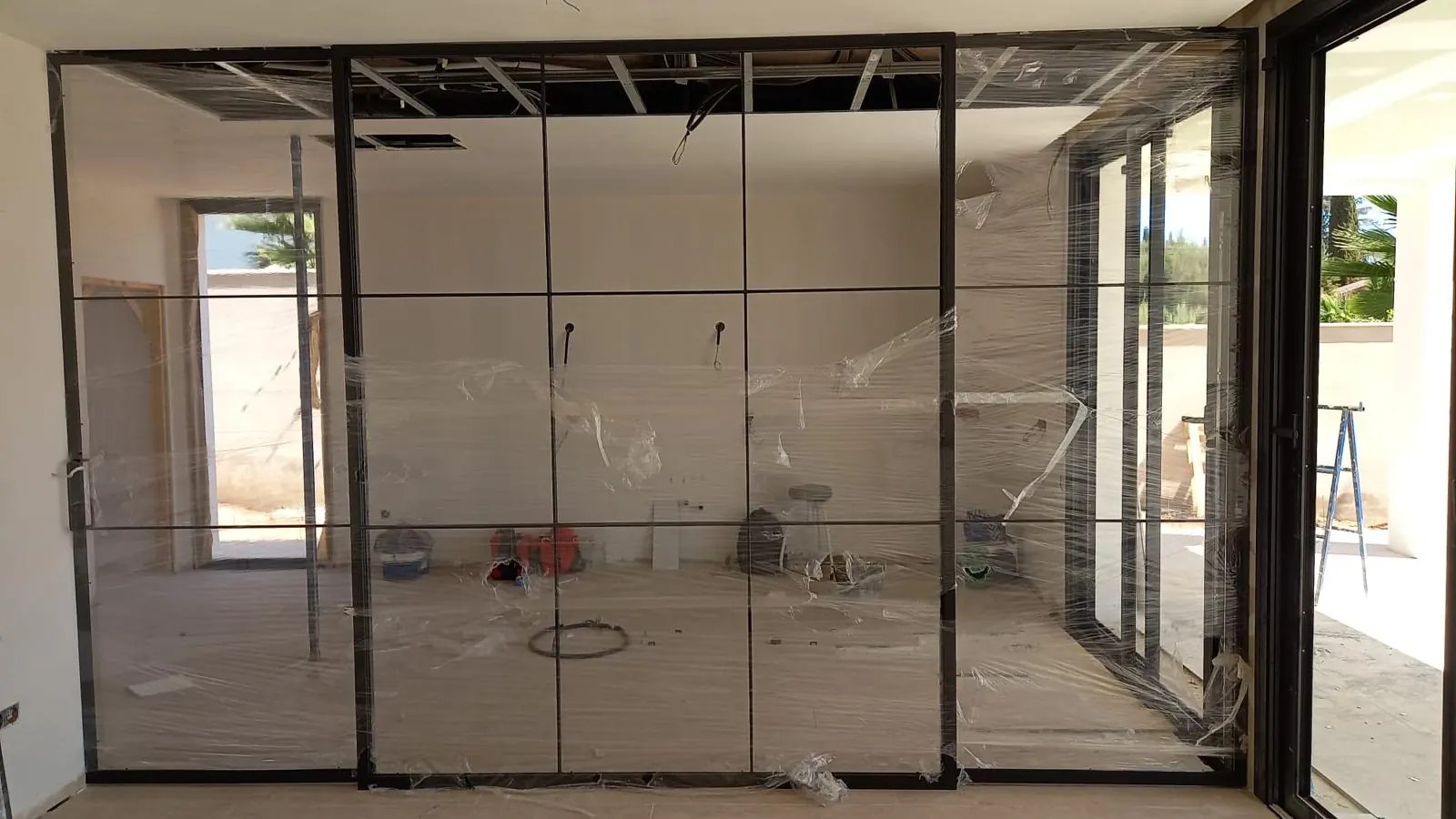 Mampara de aluminio estilo industrial durante la obra