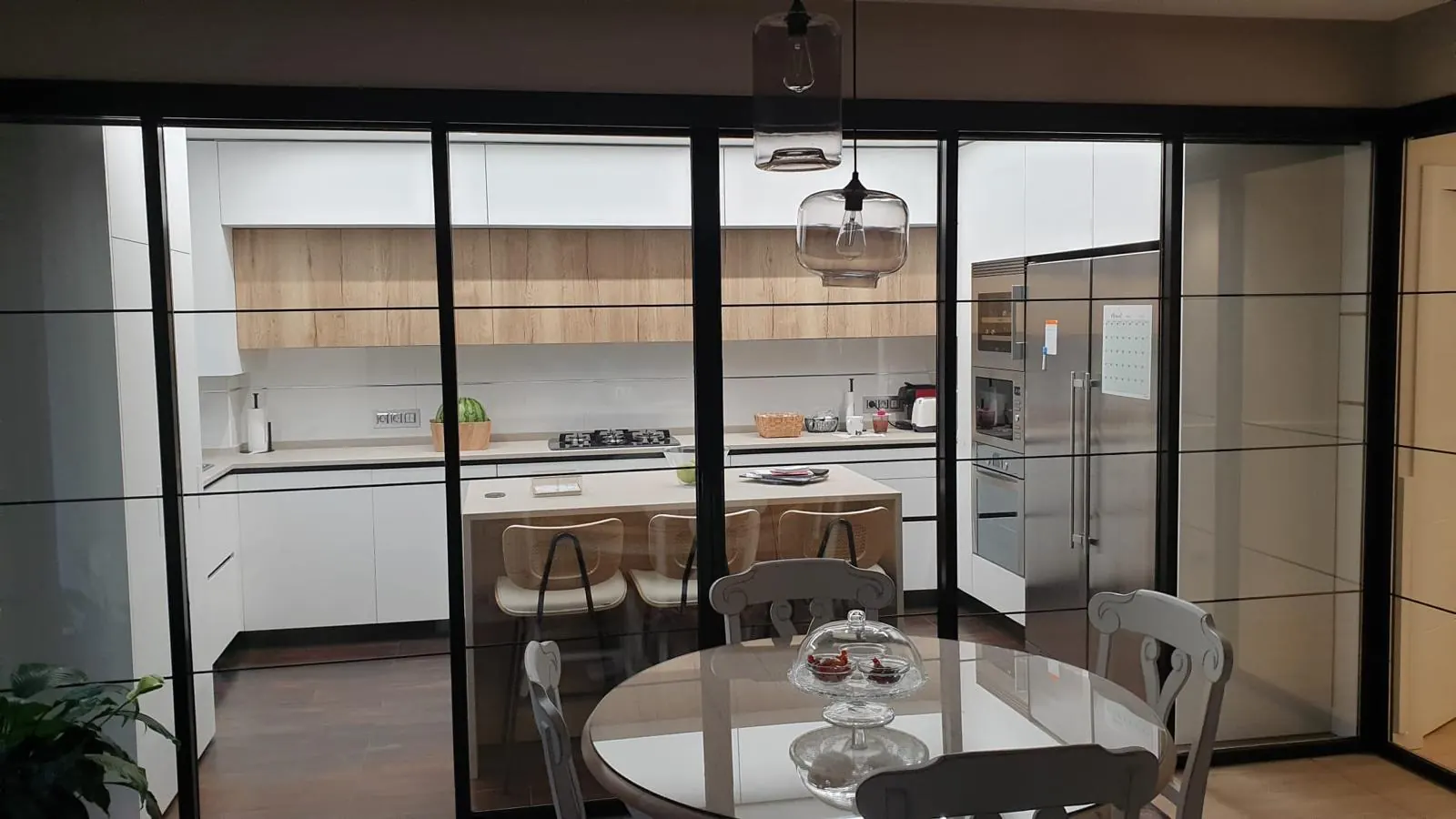 Cocina con cerramiento de vidrio y aluminio negro