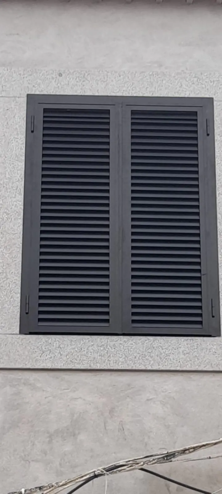 Contraventana de lamas de aluminio gris