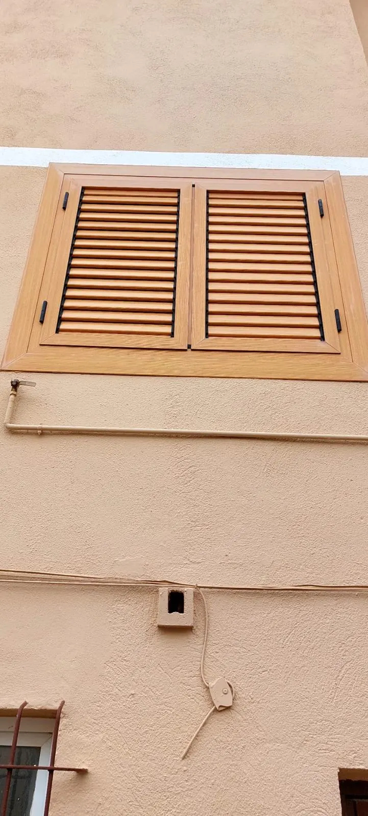 Contraventana de lamas de aluminio imitación madera