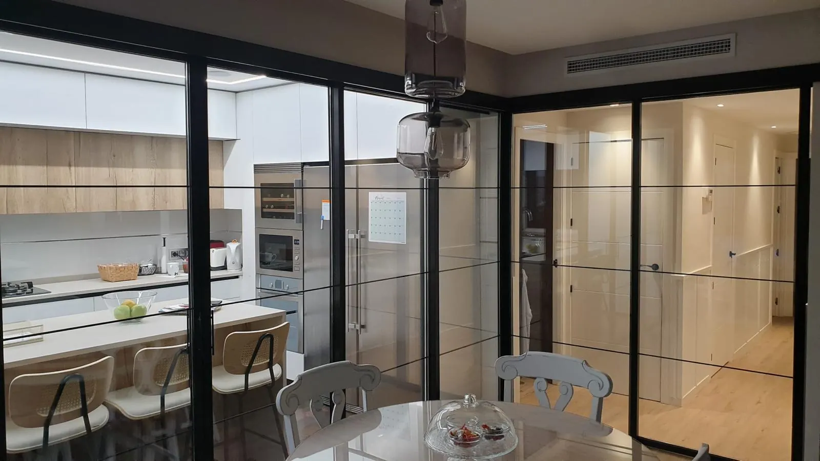 Cocina con cerramiento de vidrio y perfilería de aluminio negro