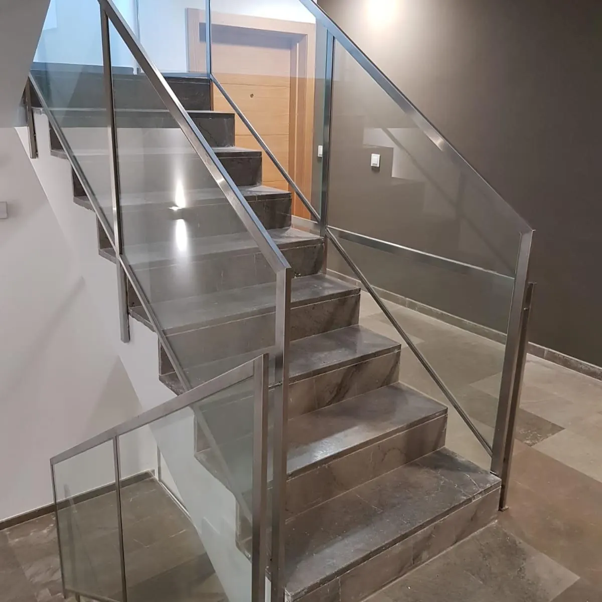 Escalera con barandilla de vidrio y acero inoxidable