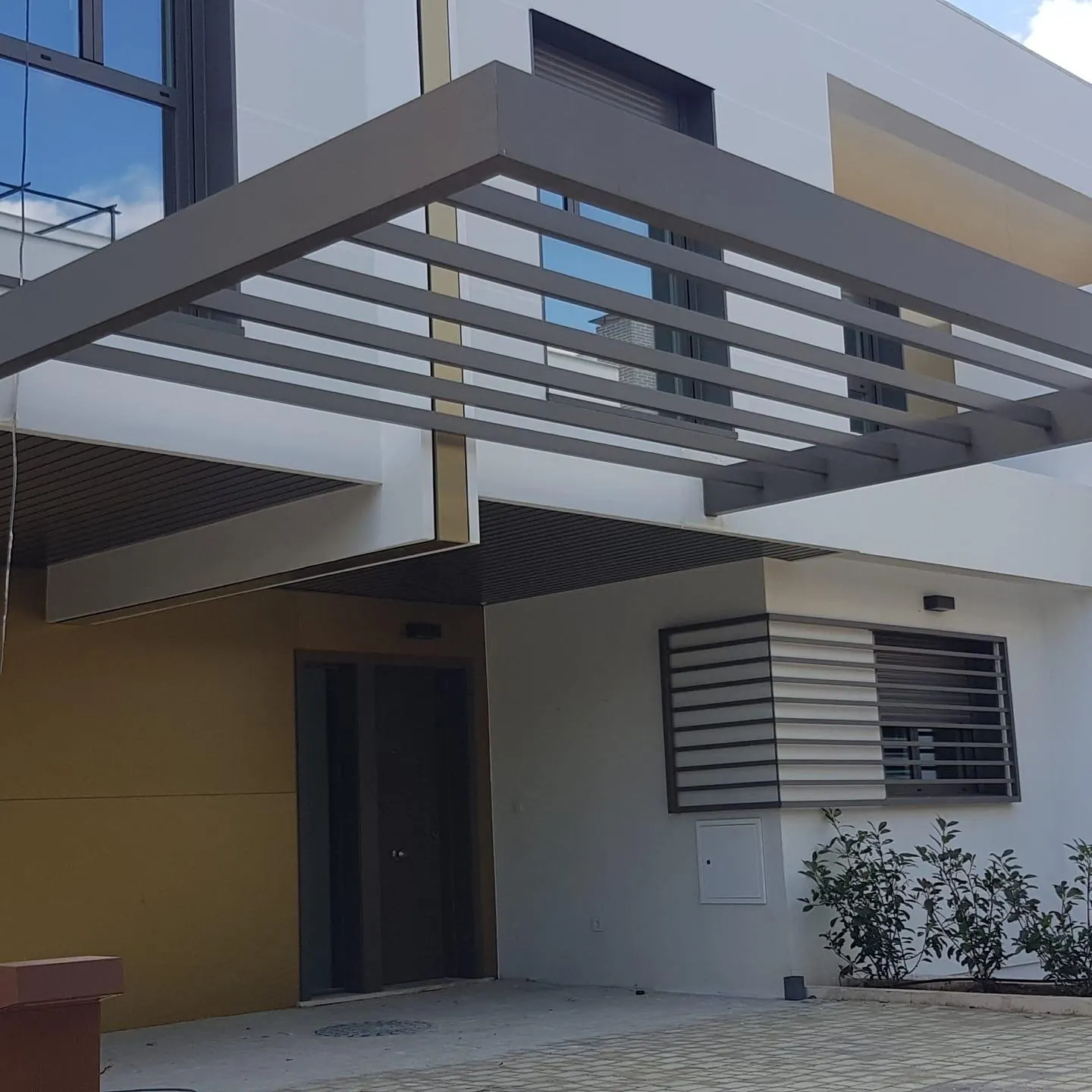 Pérgola de aluminio con lamas en vivienda unifamiliar