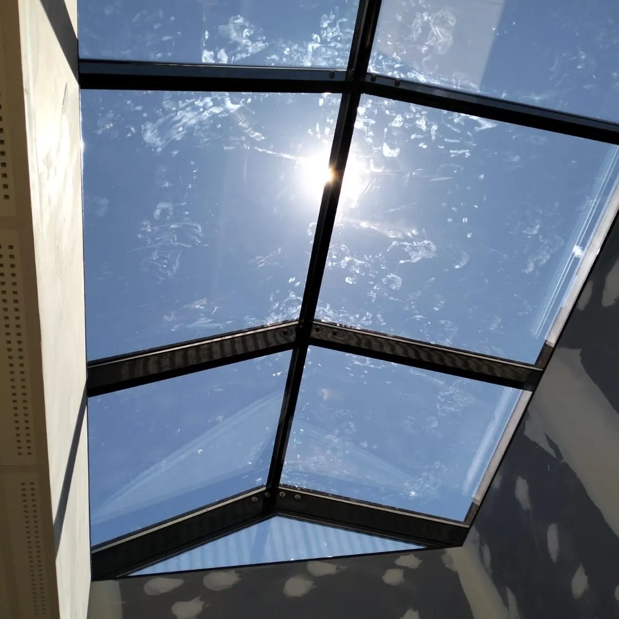 Lucernario de aluminio y vidrio visto desde el interior
