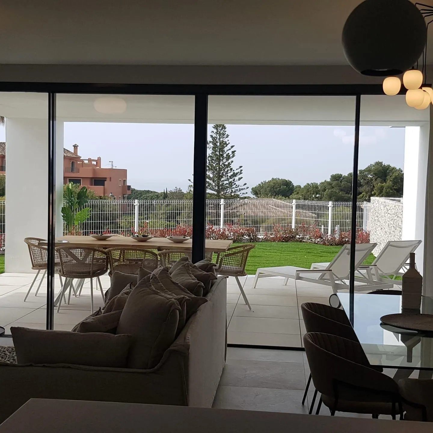 Salón con correderas de aluminio abiertas al porche