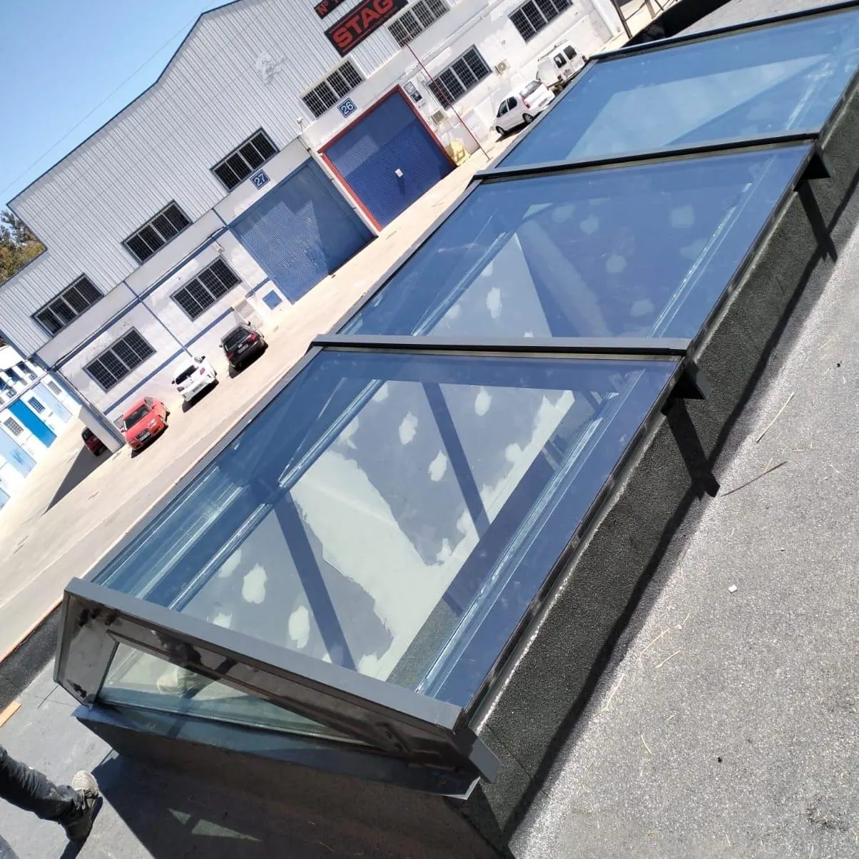 Lucernarios de aluminio y vidrio sobre cubierta