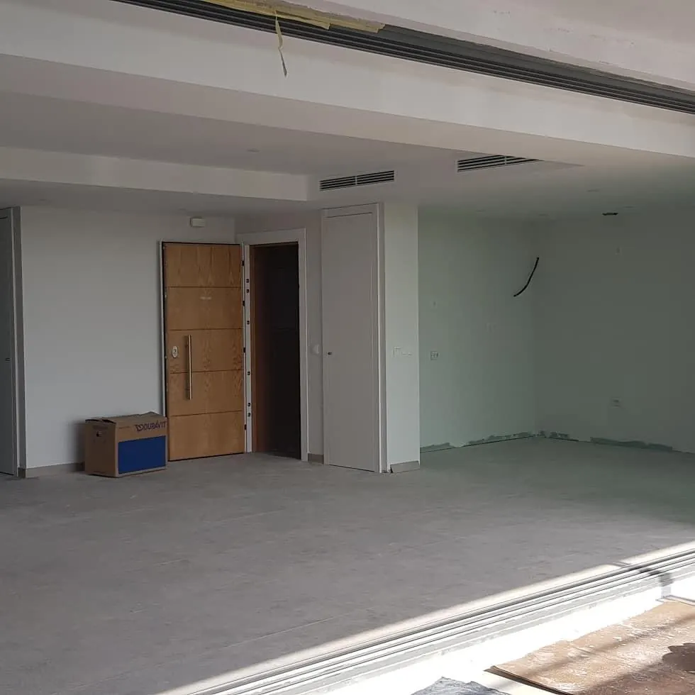 Vivienda en obra con carpintería de aluminio