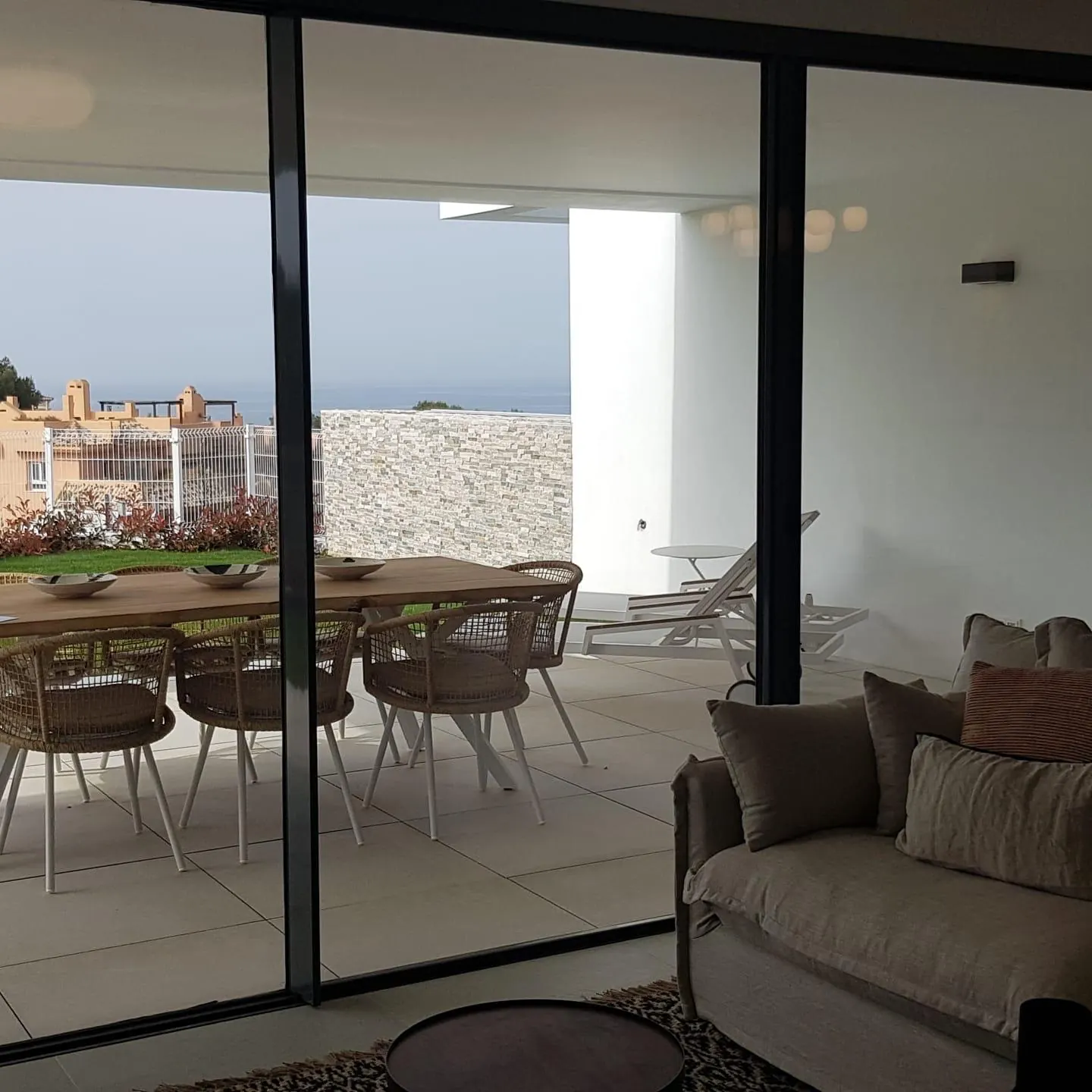 Porche con correderas de aluminio y vistas al mar
