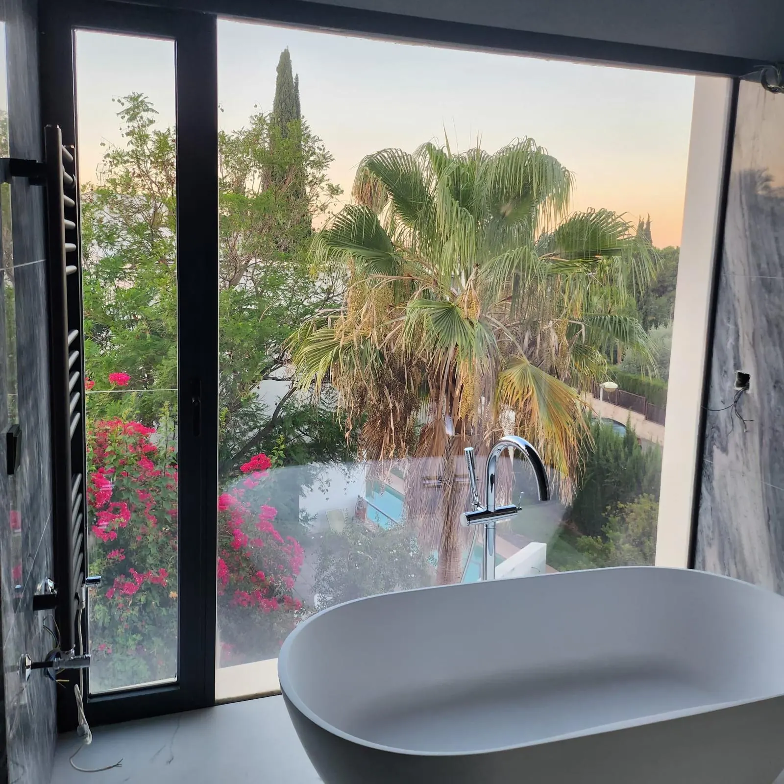 Ventanal de aluminio en baño con bañera exenta