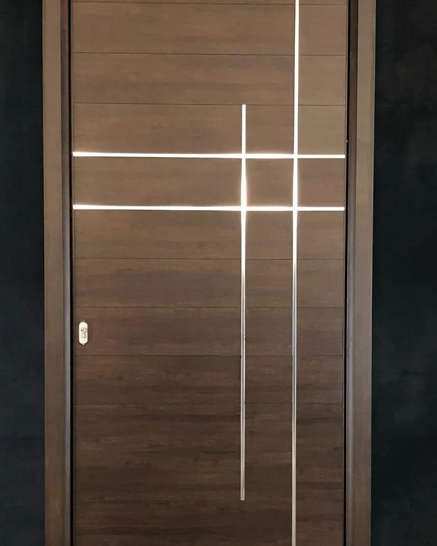 Puerta de entrada de aluminio imitación madera con líneas de acero