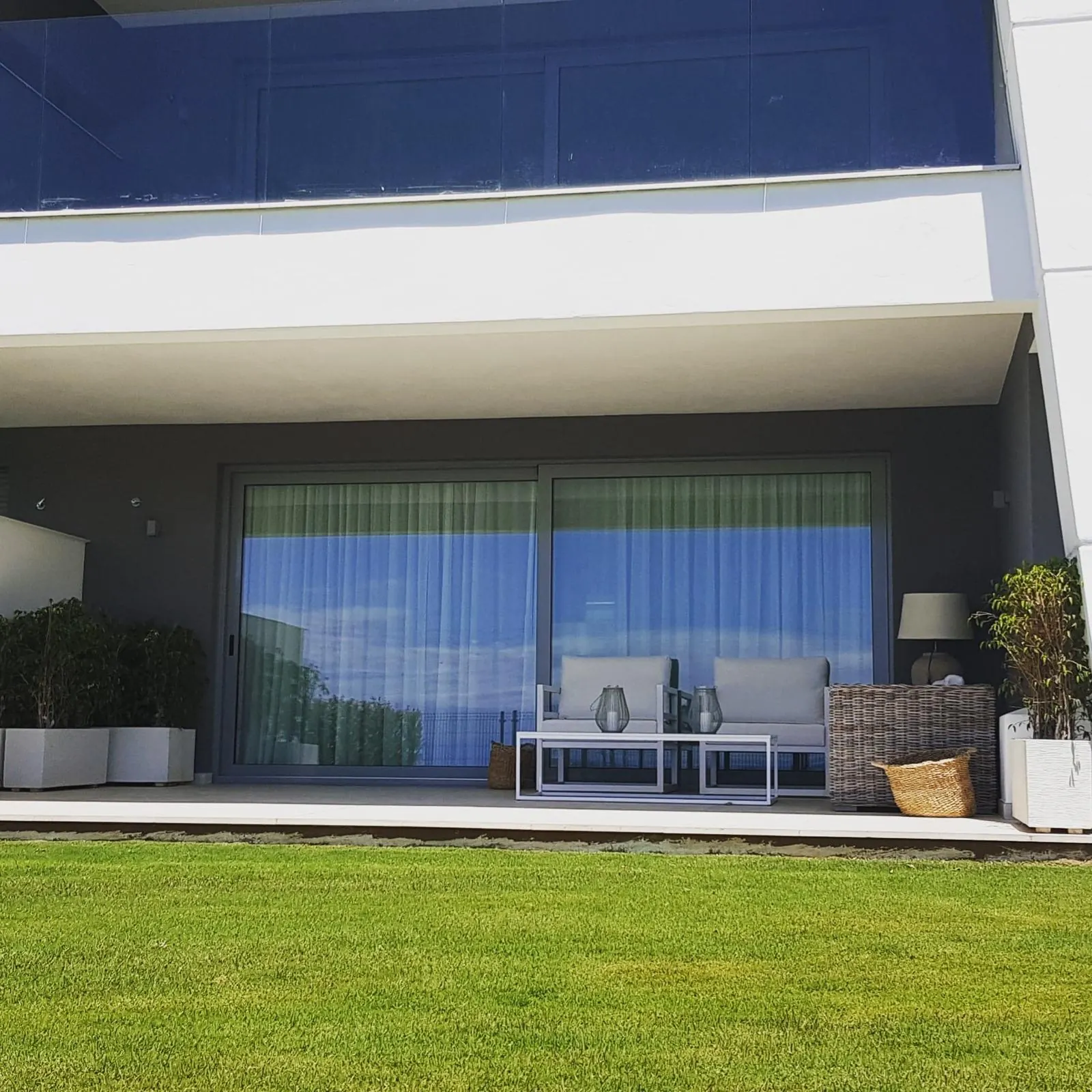 Cerramiento de aluminio en planta baja con jardín