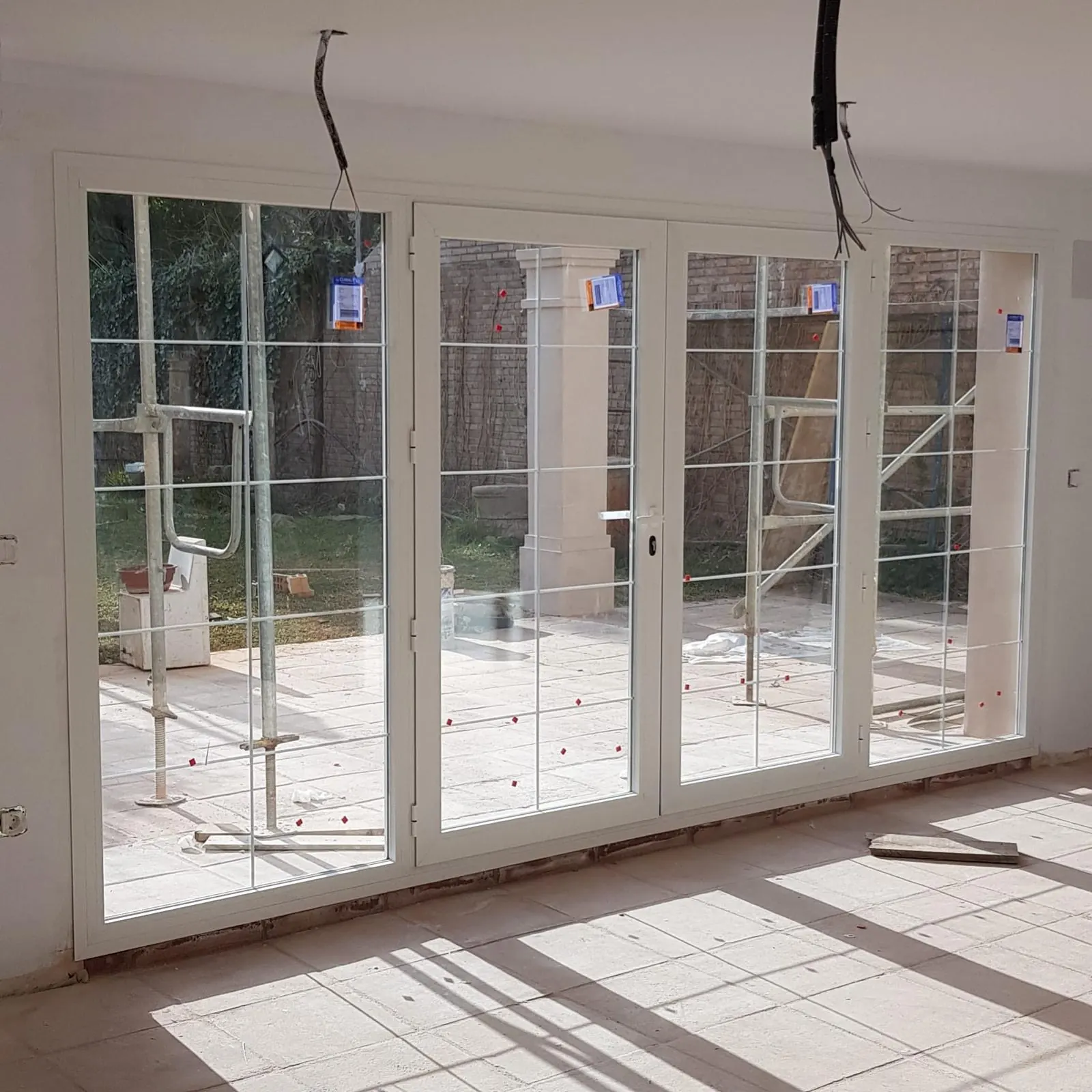 Ventanales de aluminio blanco con cuarterones