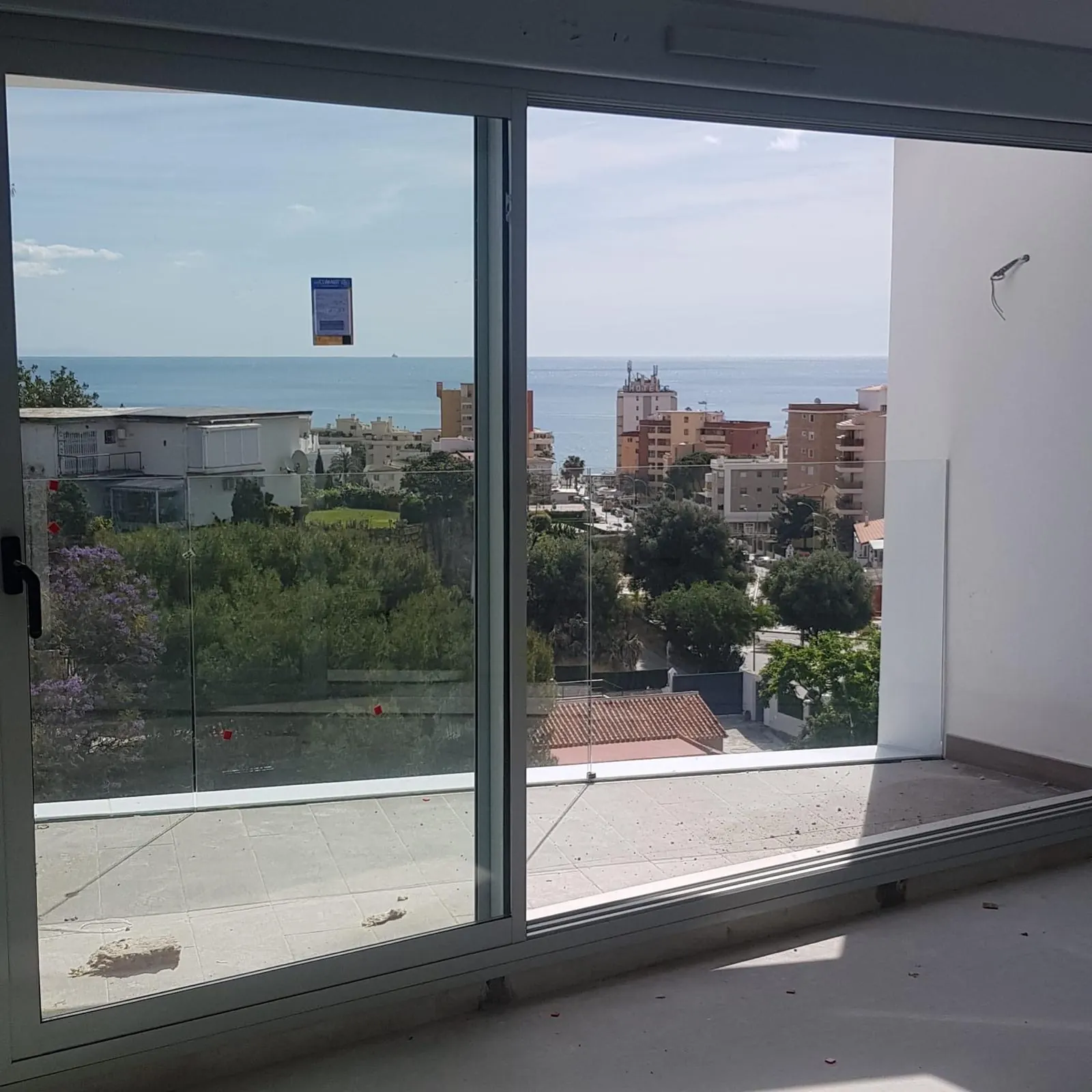 Corredera de aluminio con vistas al mar