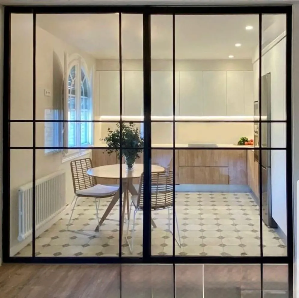 Mampara de aluminio negro estilo industrial en salón