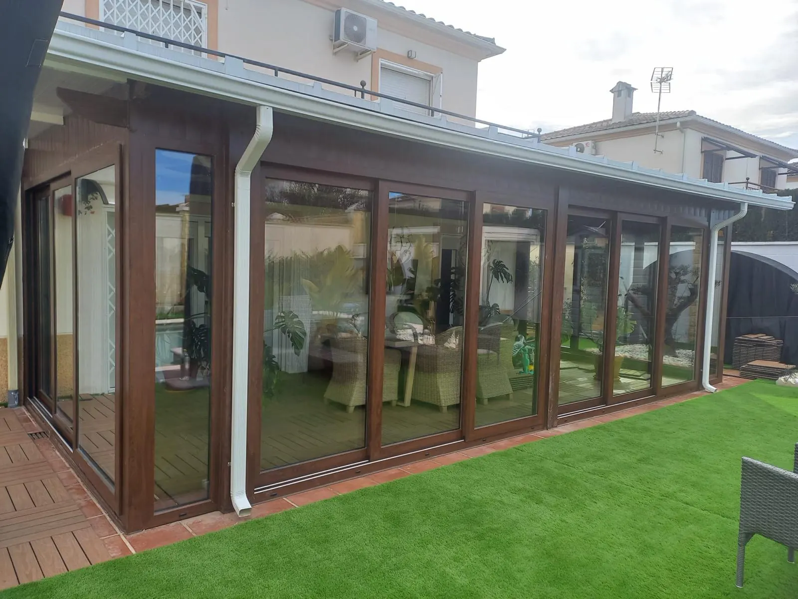 Cerramiento de porche de PVC imitación madera, vista exterior