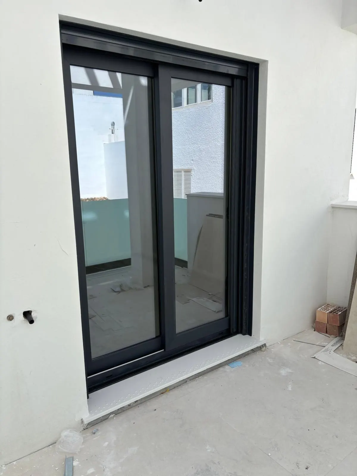Puerta corredera de PVC antracita