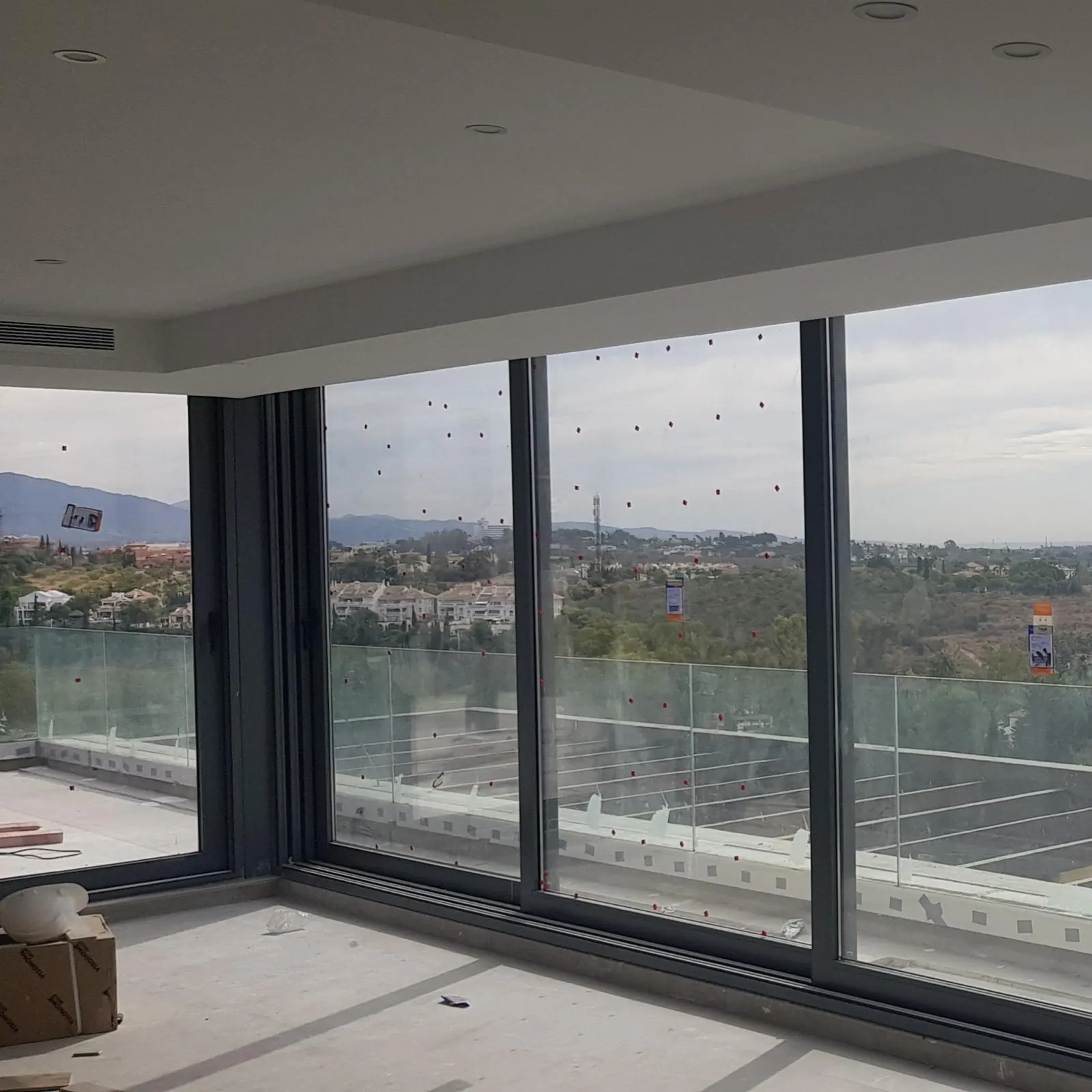 Cerramiento panorámico de PVC en salón con vistas