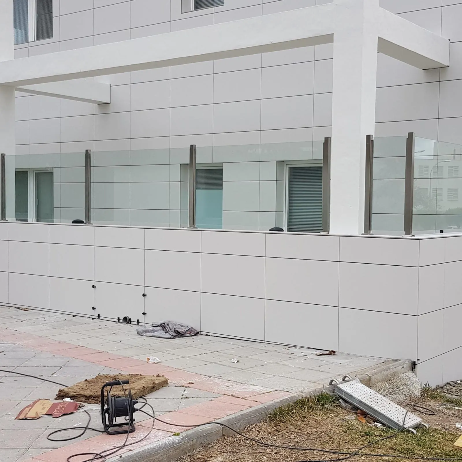 Vallado de vidrio en fachada de vivienda en obra
