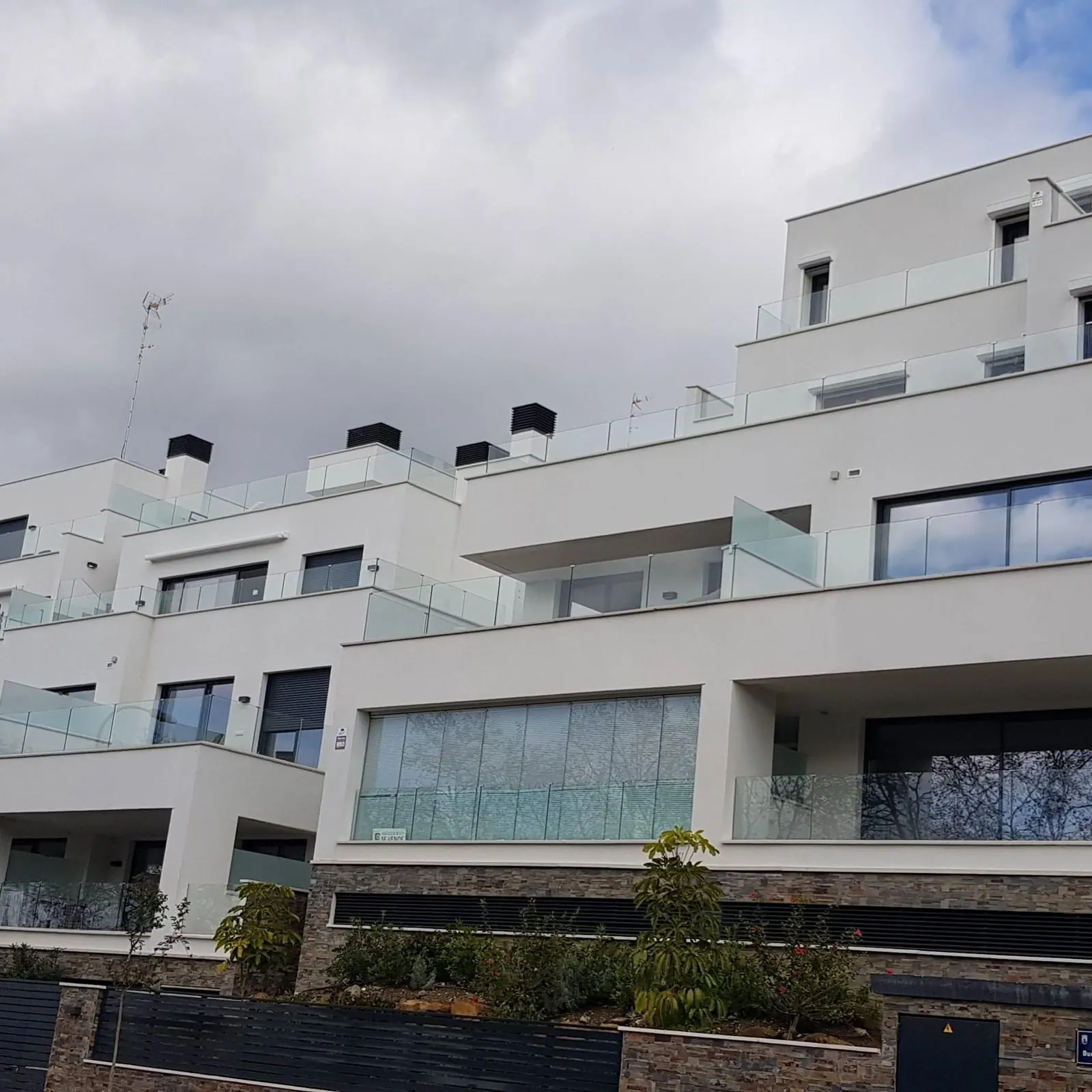 Edificio con barandillas de vidrio en las terrazas
