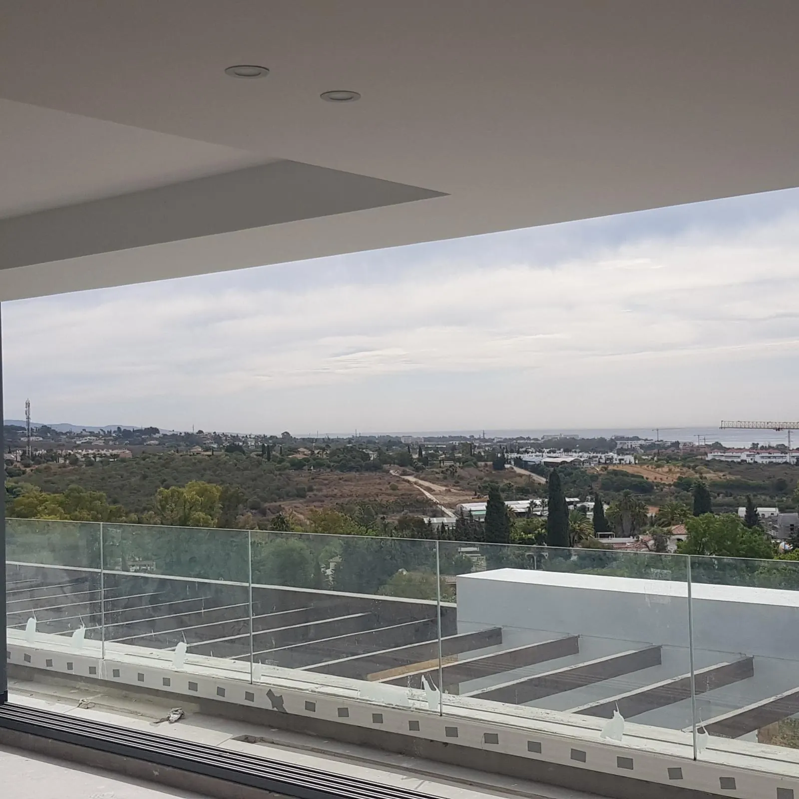 Barandilla de vidrio en terraza con vistas