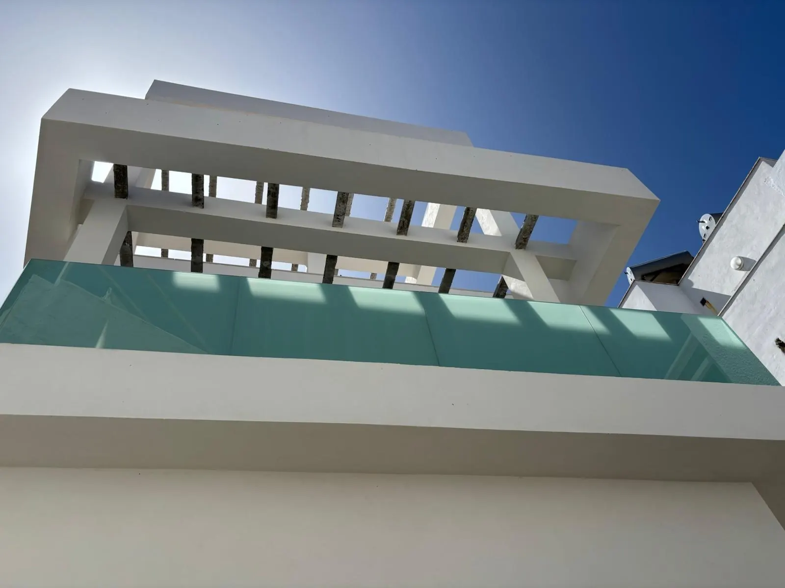 Balcones con barandilla de vidrio en edificio