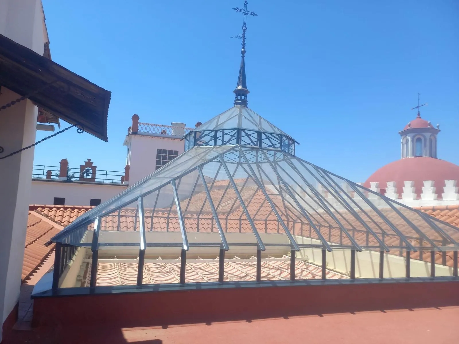 Cúpula de vidrio sobre cubierta