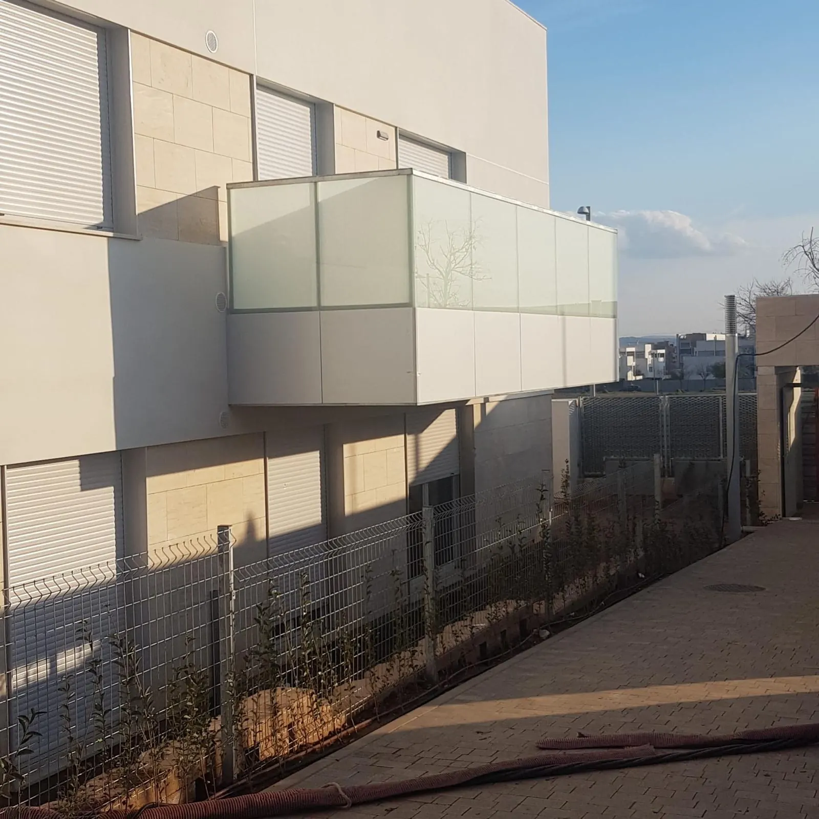Balcón acristalado en fachada